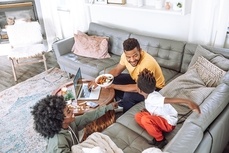 famille sur canapé