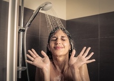 fille sous la douche fille brune douche